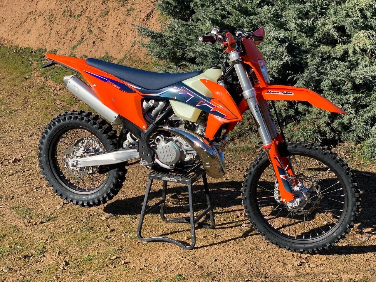 2022 KTM 300 XC-W TPI FIRST RIDE - MotoUSA.com